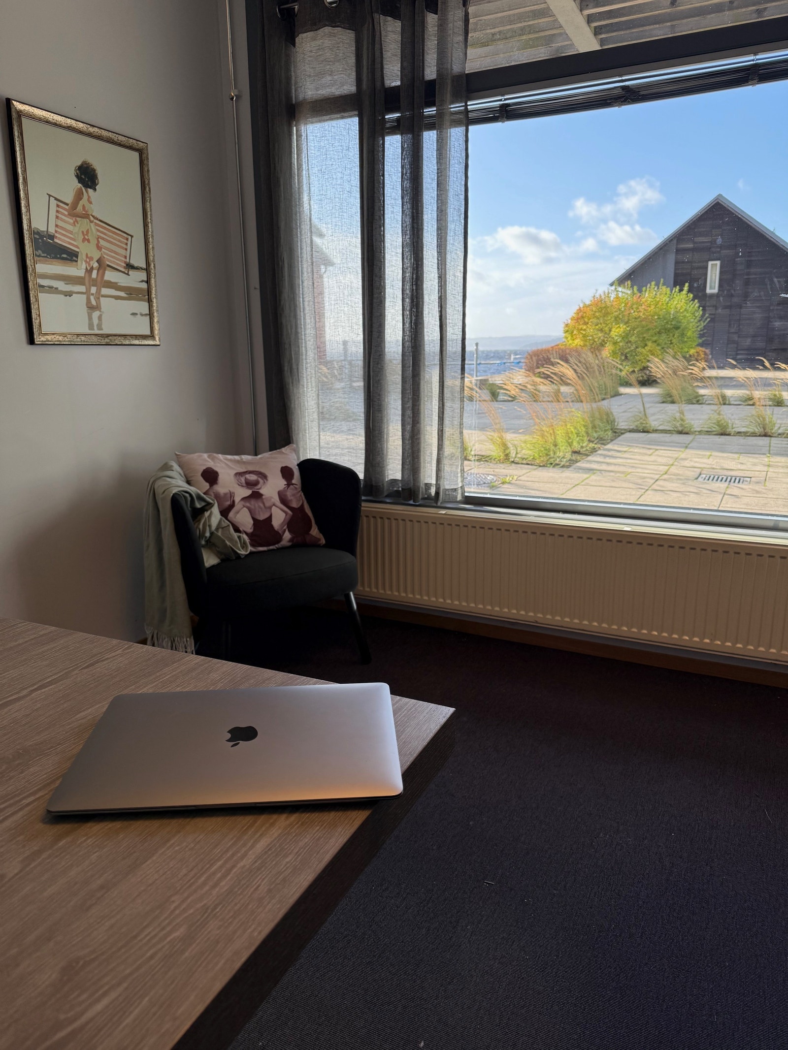 Kontor - megler eller butikk-lokale midt i smørøyet med fantastisk utsikt. Galleribilde