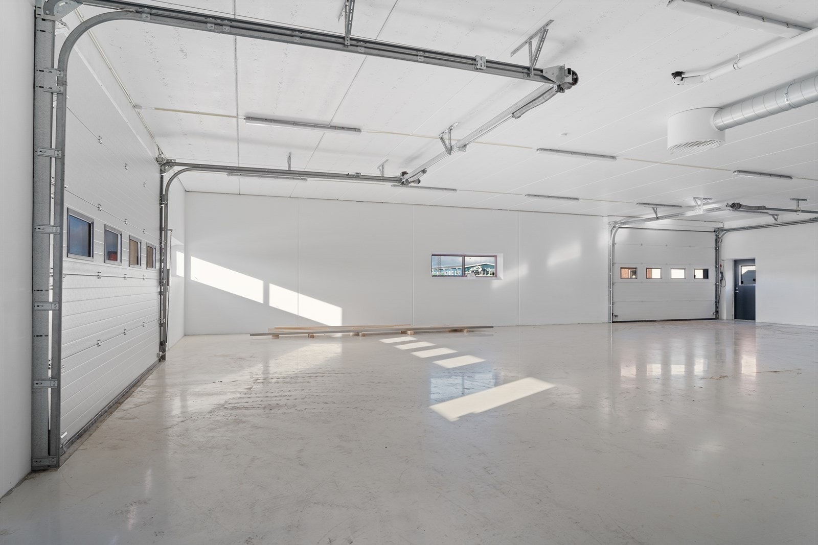 Lagerhall med port Galleribilde