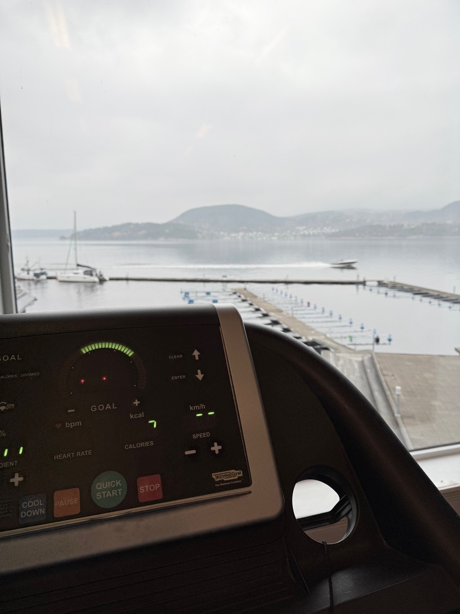 Treningsrom med utsikt over marina og Oslofjorden Galleribilde