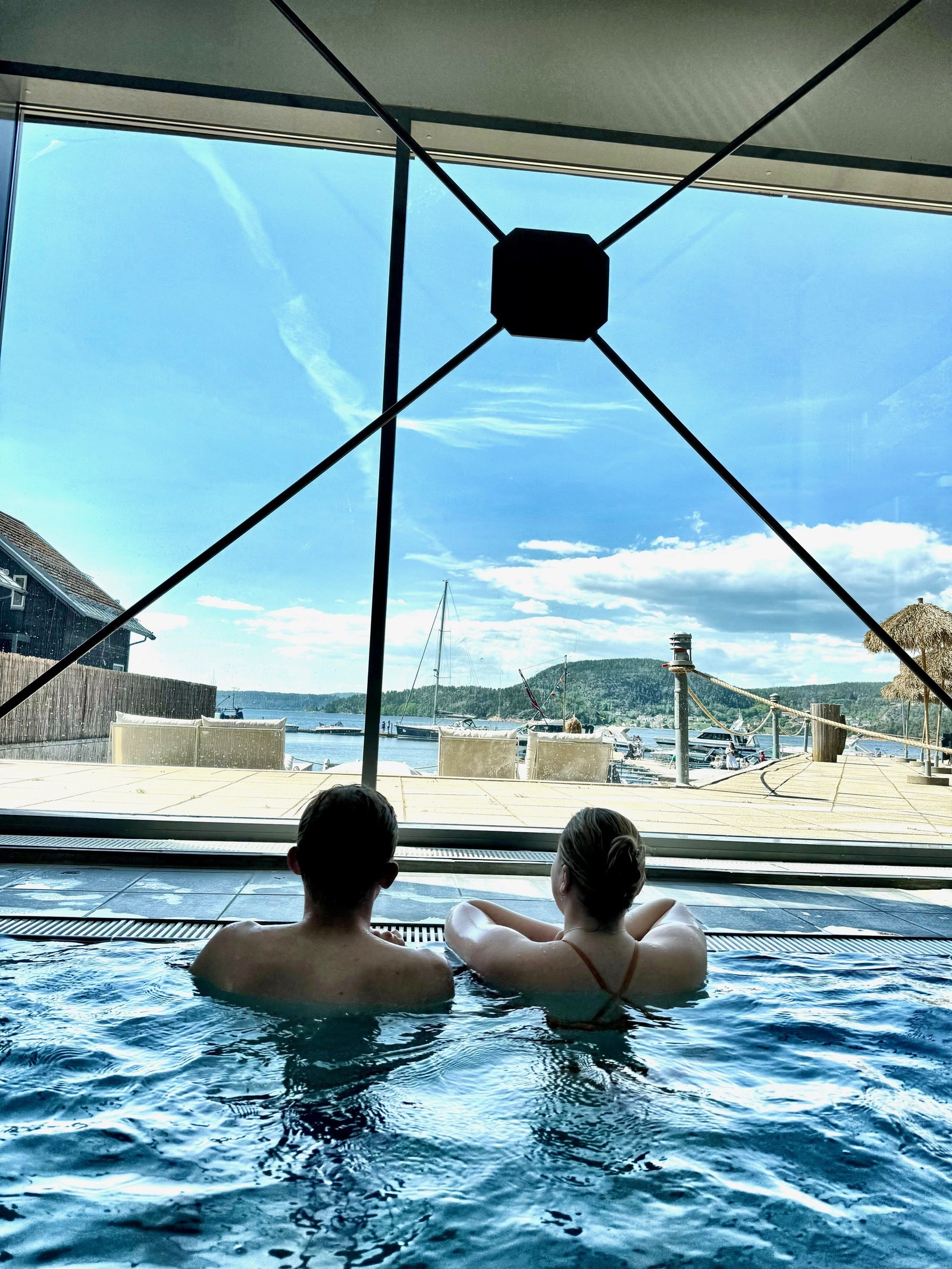 Basseng med utsikt utover Oslo-fjorden Galleribilde