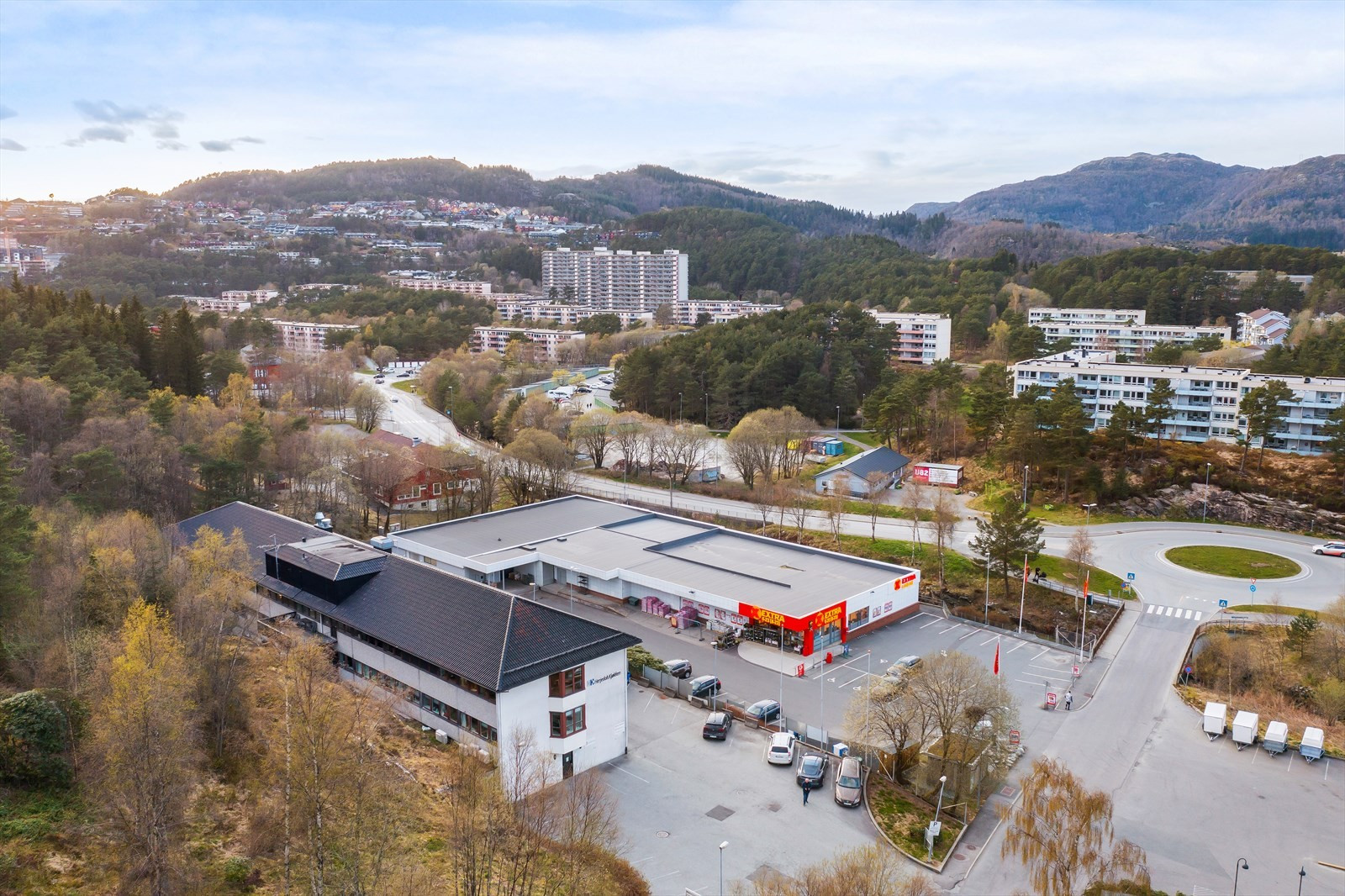 Eiendommen ligger med enkel adkomst til hovedvei, Åsane bussterminal og Coop Extra