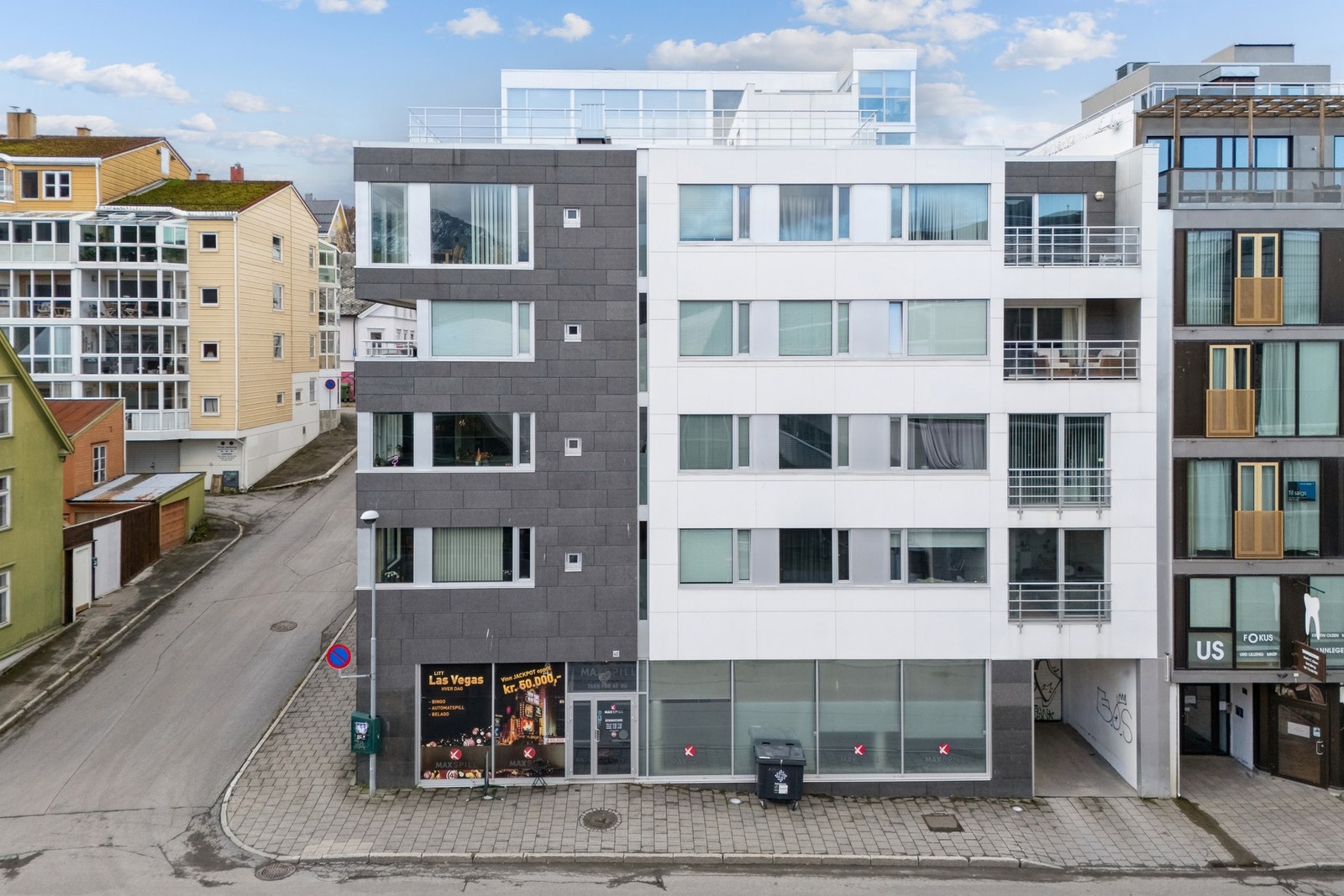 Fasade front og inngang. Innkjøring til garasje anlegg hvor seksjonen eier 1 parkering. Galleribilde