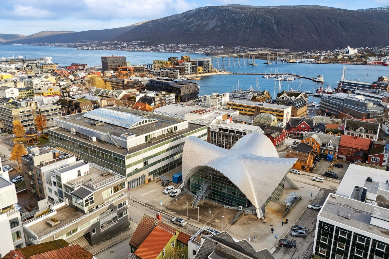 Dronebilde av området. Gågata i Tromsø sentrum er ca 200 meter unna. Nærmeste nabo er bibloteket. Seksjonen har god sentral beliggenhet. Galleribilde