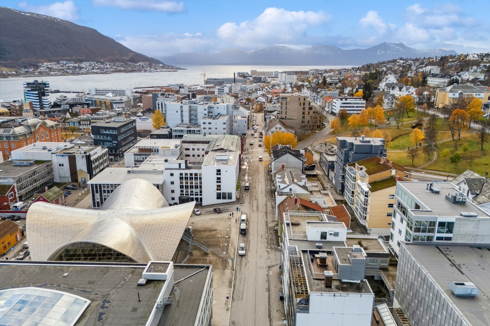 Velkommen til Vestregata 40.
Dronebilde av området mot sør. Nærområdet er preget av spredt boligbegygelse med næringsseksjoner i nærheten. Galleribilde