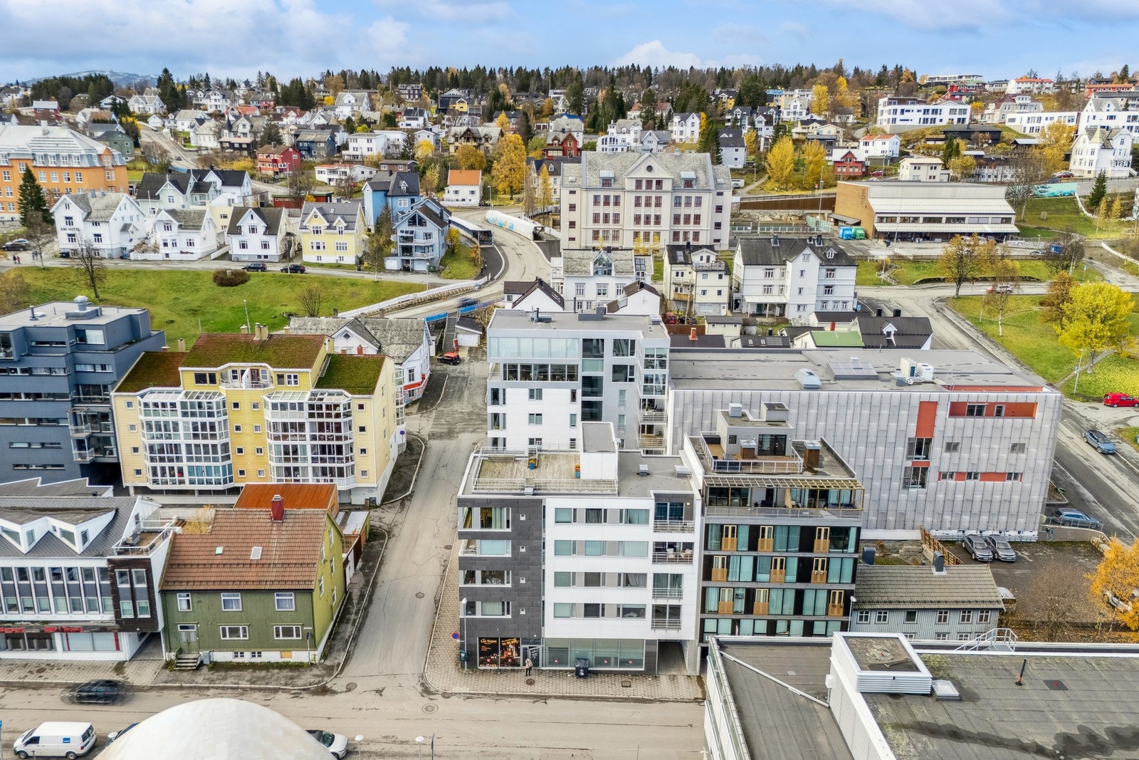 Dronebilde av området mot vest. Det er god mulighet for markedsføring fra seksjonen. Galleribilde