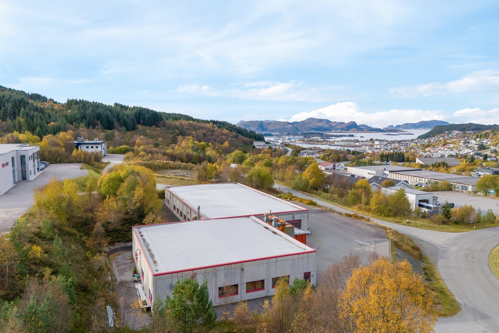 Flott utsyn ned mot Ulsteinvik og i et godt etablert næringsområde like ved hovedåren mellom Hareid og Ulsteinvik. Galleribilde