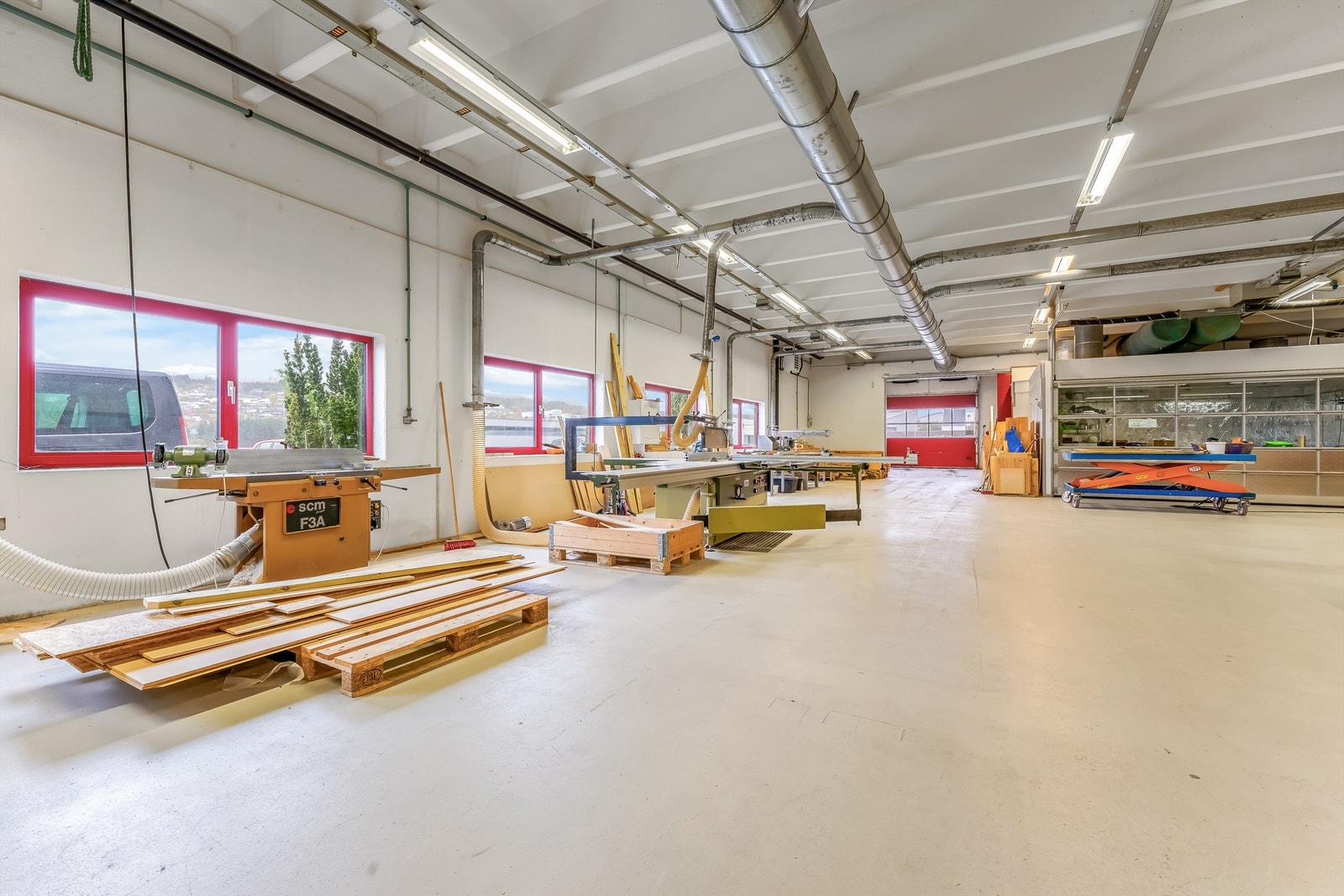 Produksjon av materialer med oppsug av sagflis. Galleribilde