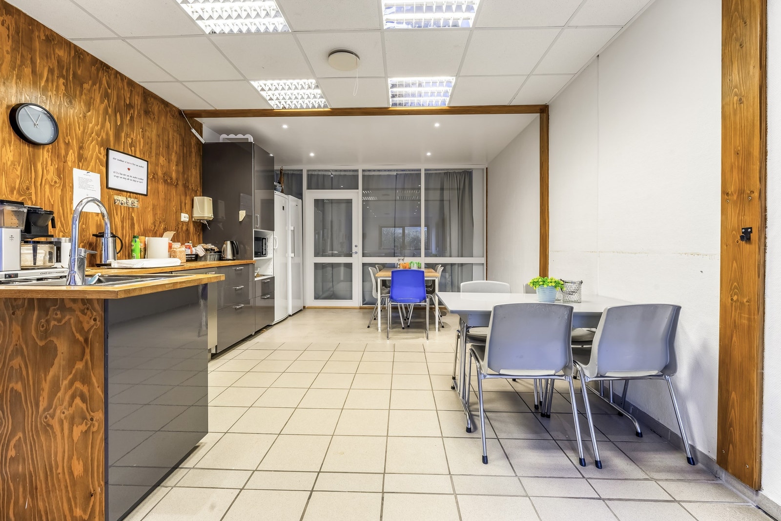 Kantine med innholdsrikt kjøkken. Galleribilde
