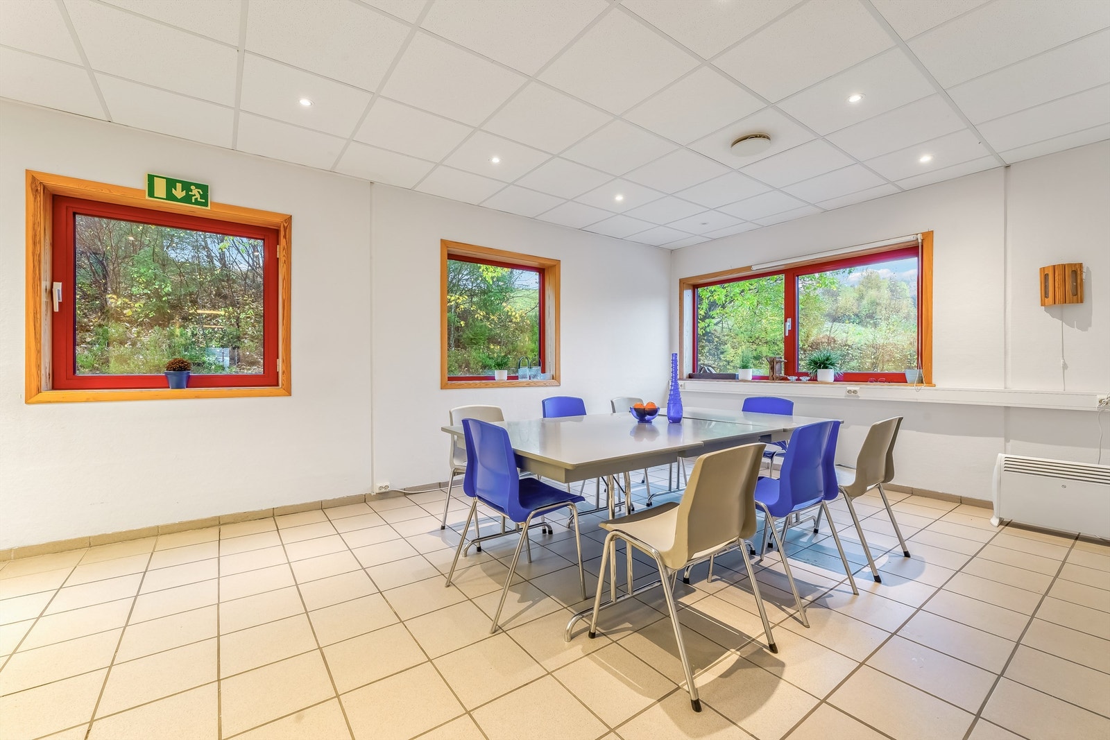 Kantine med plass til langbord. Galleribilde