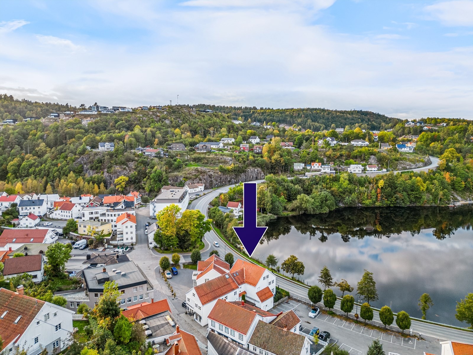 God eksponert bygg i fra Riksvei 411 som ligger rett ved og går gjennom byen til bla. Lyngør og Sandøya. Galleribilde