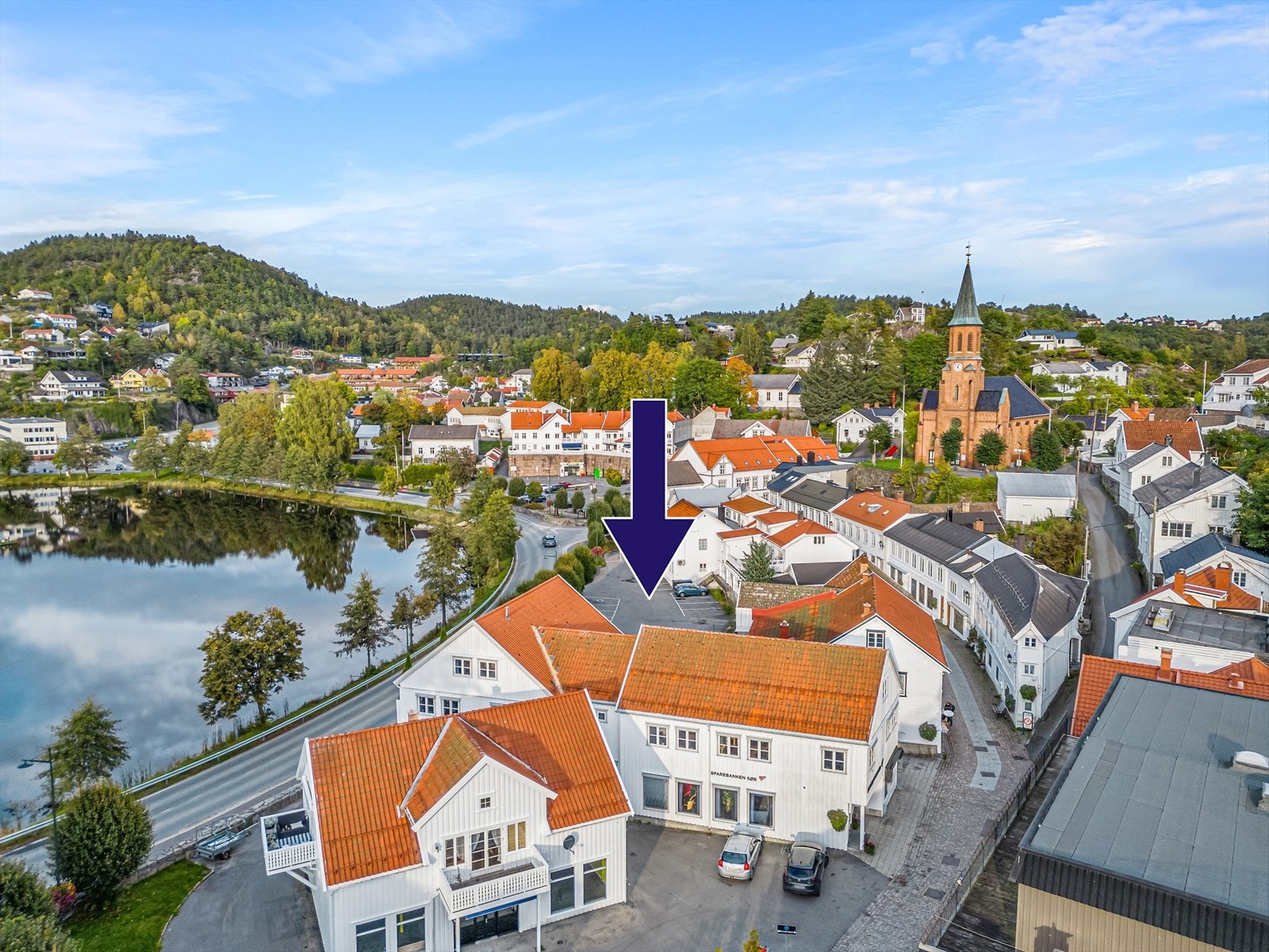 Tomt å ca. 717 m2 med 7 parkeringsplasser. Galleribilde
