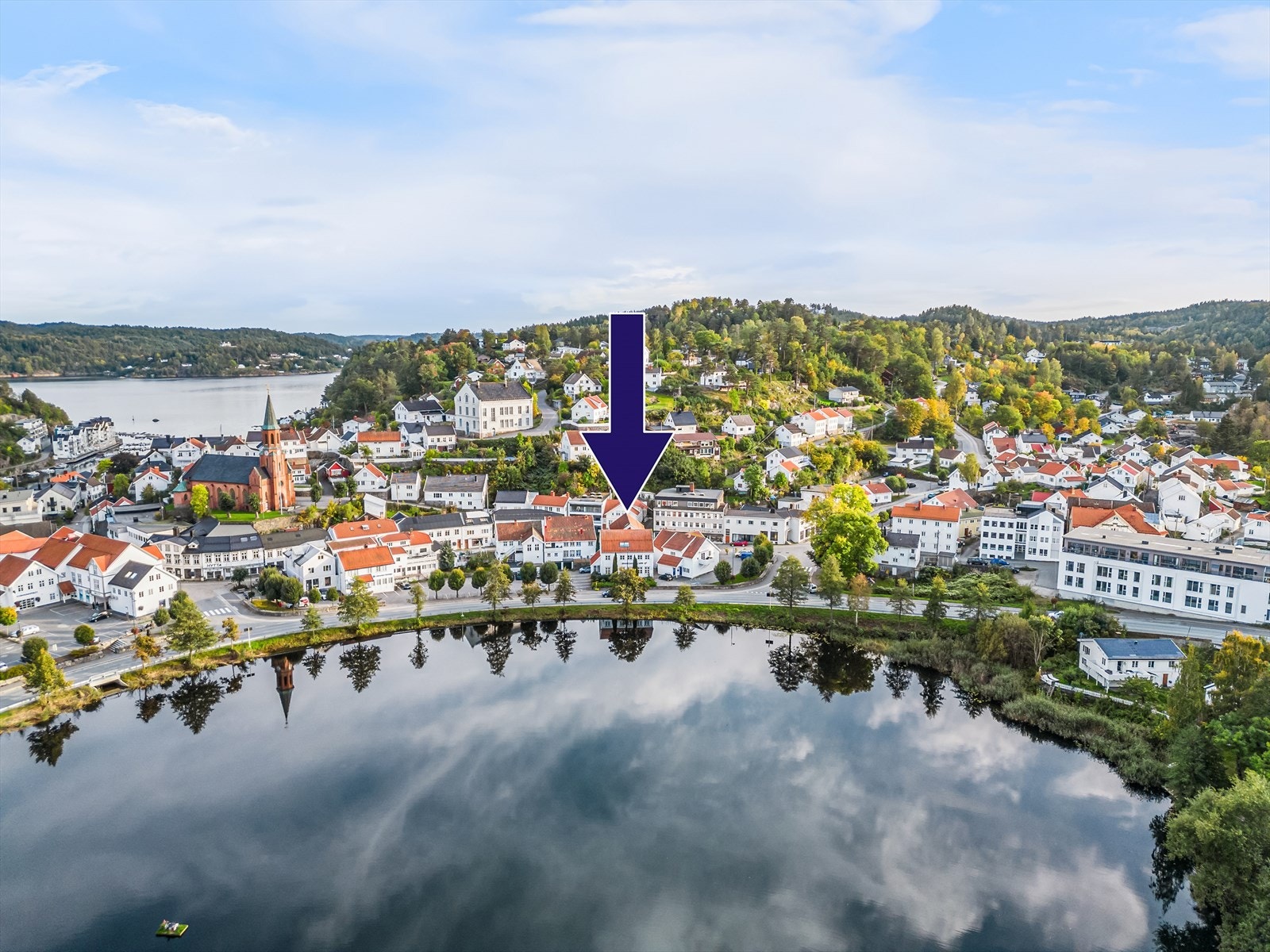 God eksponert bygg i fra Riksvei 411 som ligger rett ved og går gjennom byen til bla. Lyngør og Sandøya. Galleribilde