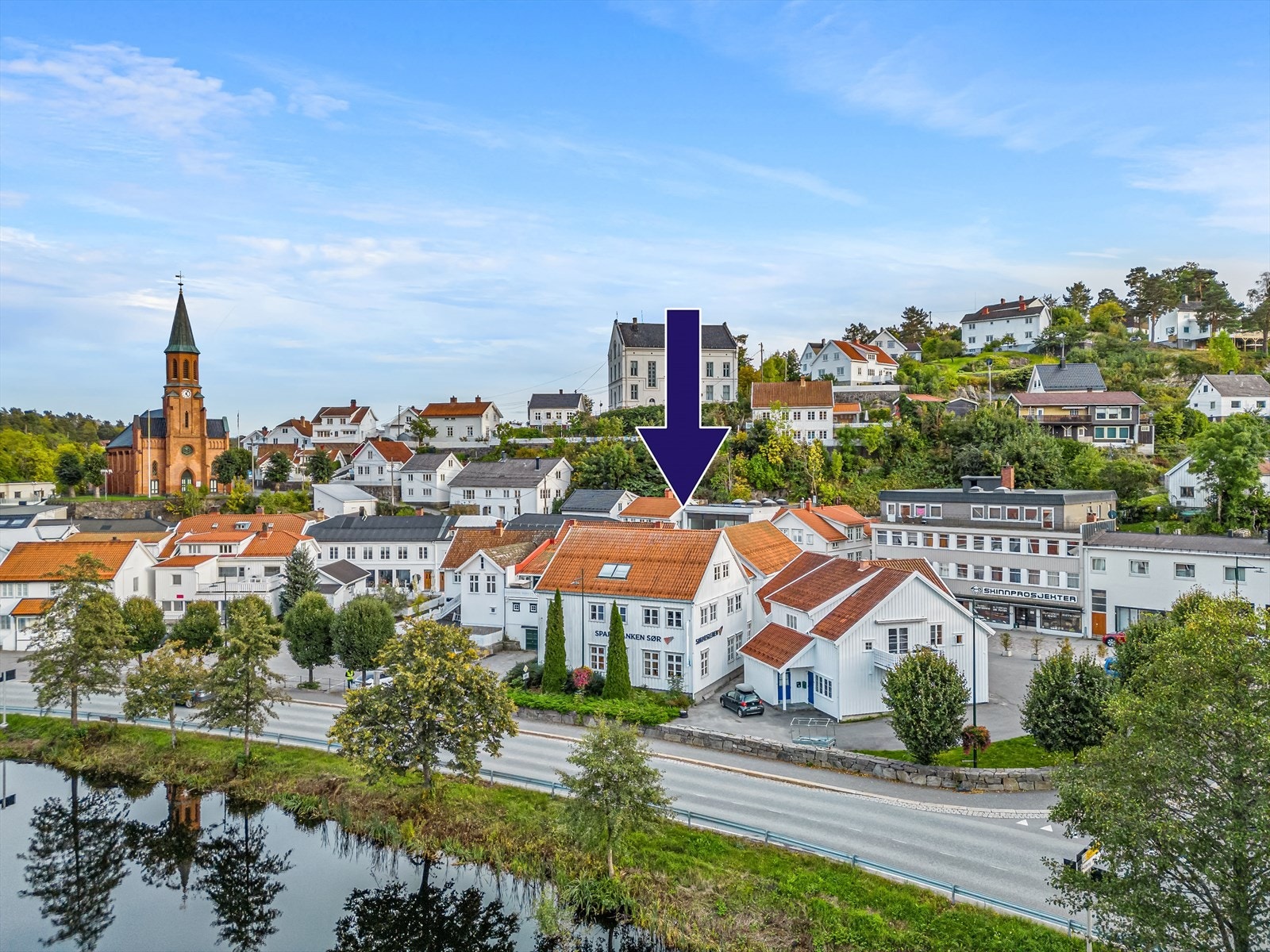 Sørmegleren næring har gleden av å presentere for salg bankbygget til Sparebanken Sør med meget sentral og god beliggenhet i Tvedestrand sentrum. Galleribilde