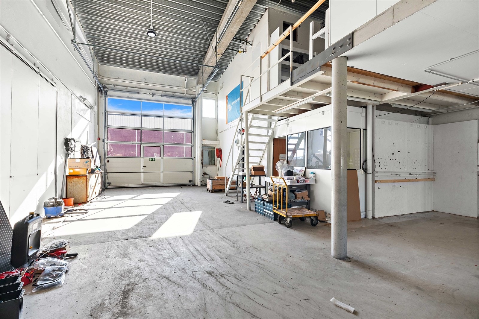 Lager/verksted vegg i vegg med kjøre port. Galleribilde