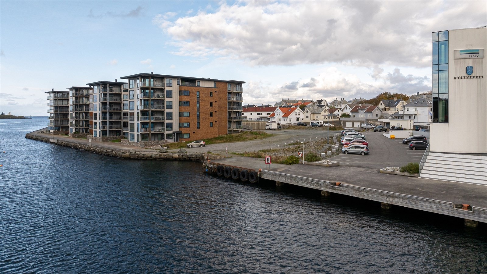 Beliggende på vestsiden av Hasseløy er det planlagt kontorbygg på 3.200 m2 helt i sjøkanten Galleribilde