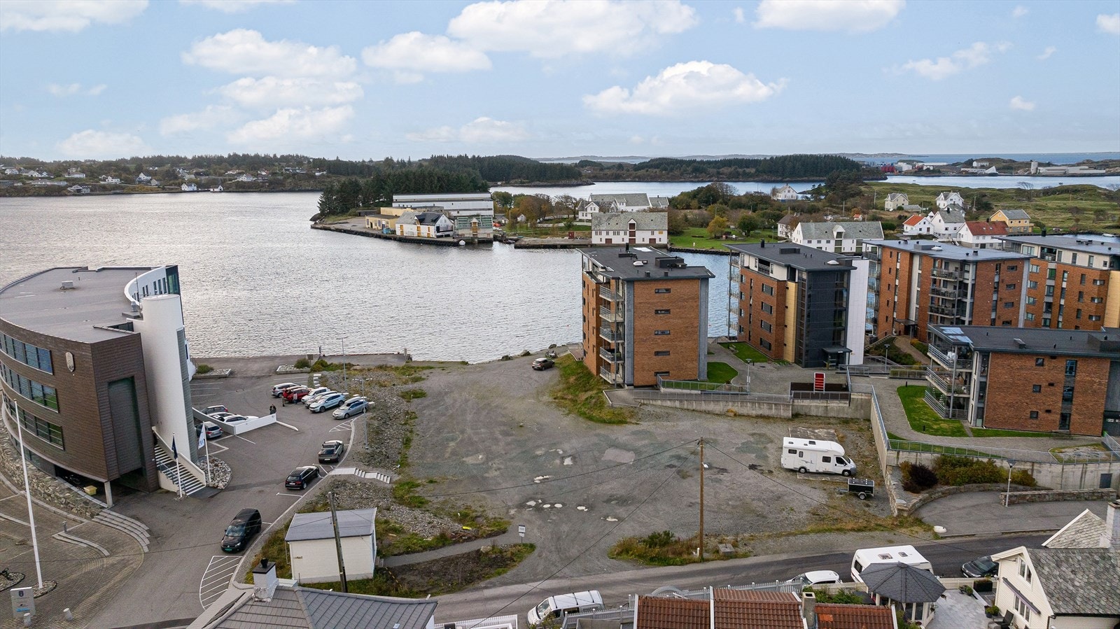 Kontorbygget blir liggende vestvendt og med Kystverket som nærmeste nabo. Nydelig utsikt utover mot Vibrandsøy og innseilingen til Haugesund. Galleribilde