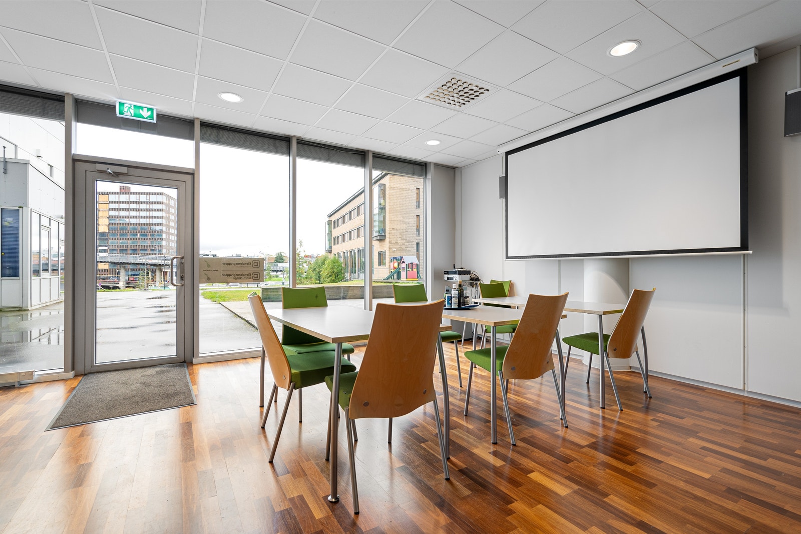 Kjøkken/spiserom/møterom. Utgang til fint og solrikt uteareal. Galleribilde