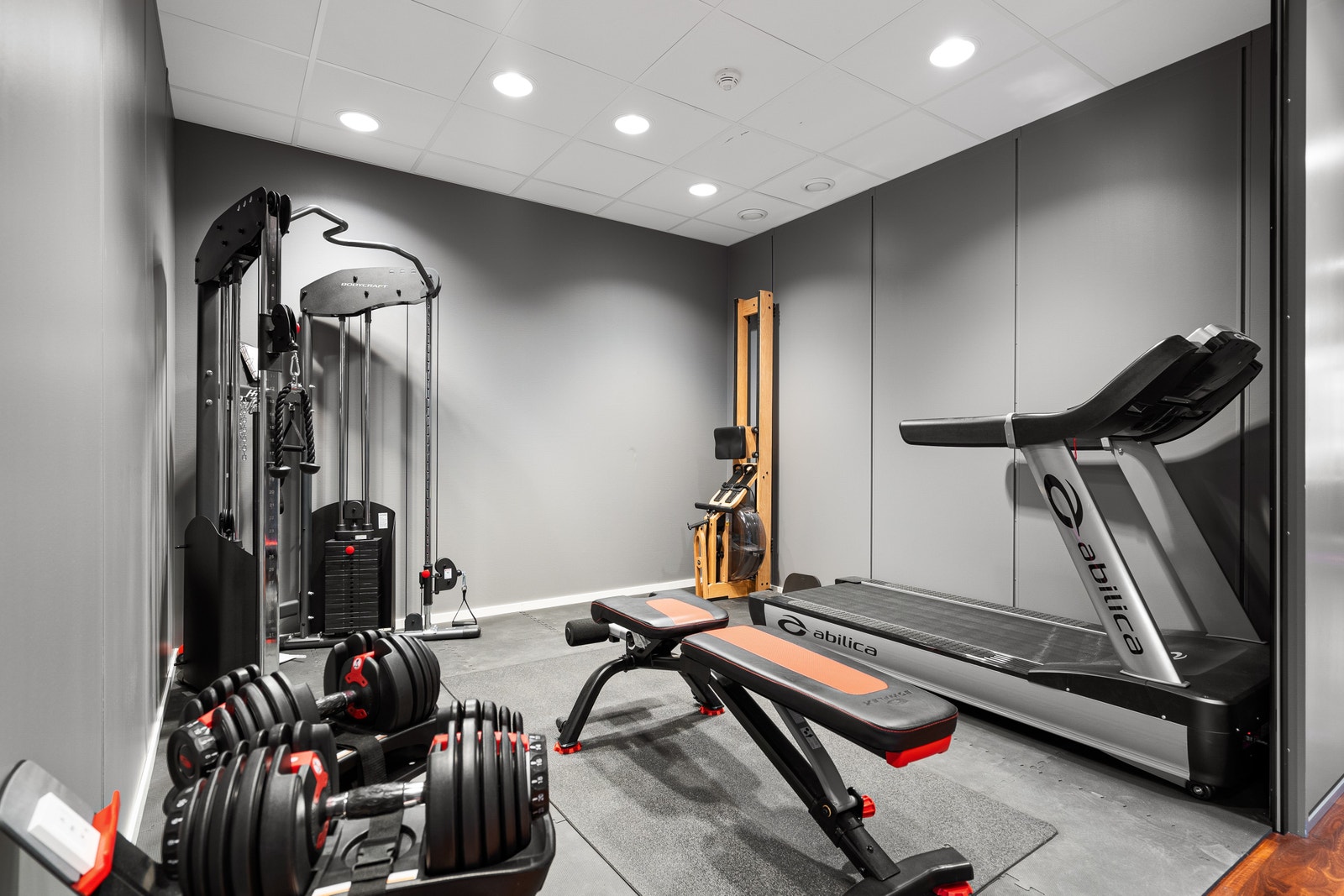 Treningsrom som kan lukkes med elektrisk screen Galleribilde