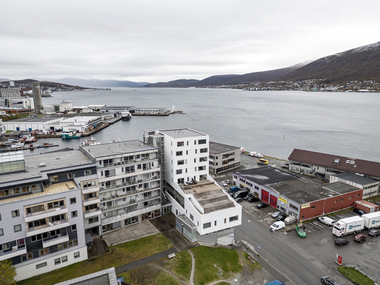 Uteareal hvor en kan nyte en solrik lunsj i le for nordavinden Galleribilde