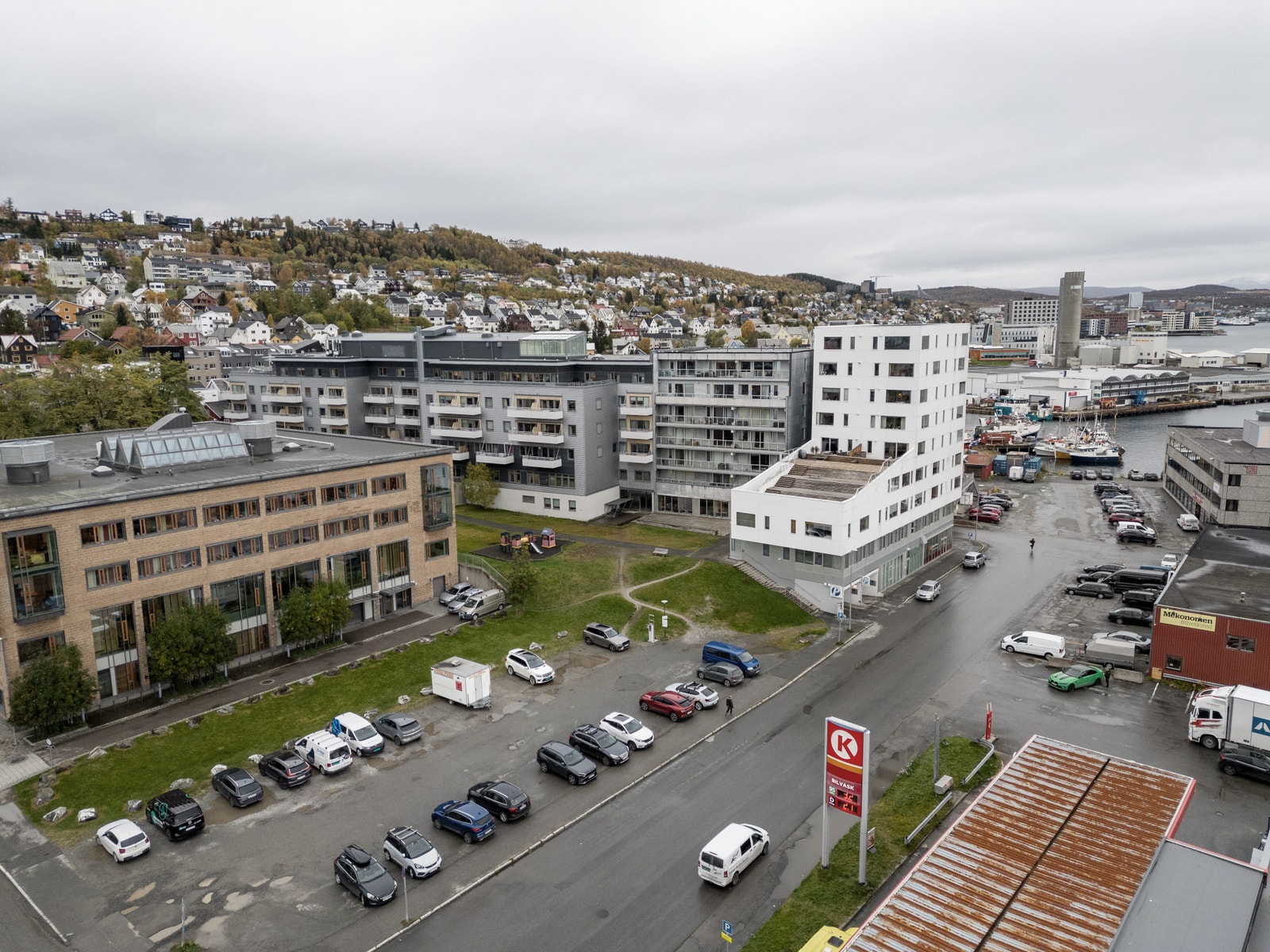Fasade mot sør. Tinghuset og parkering vises i front av bildet. Galleribilde