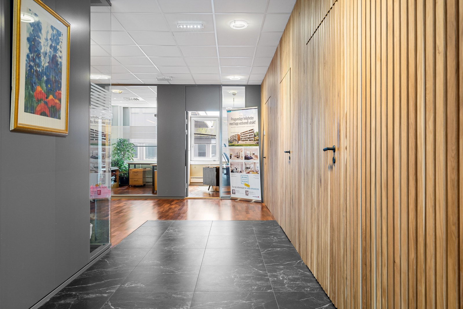 Tiltalende overflater og moderne spilevegg Galleribilde