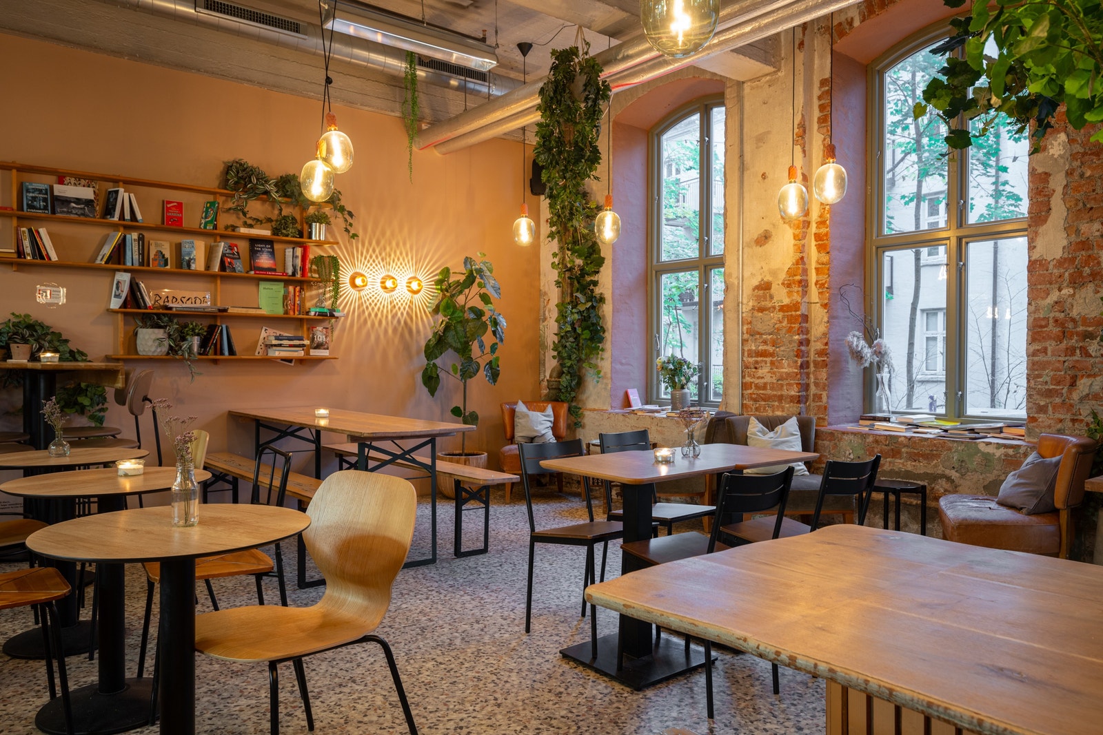 Håndbakt: Et lite plantebasert økobakeri som ligger i 1. etasje ved Factory Tøyen. På kveldstid transformeres bakeriet til vinbar og pizzeria. Galleribilde