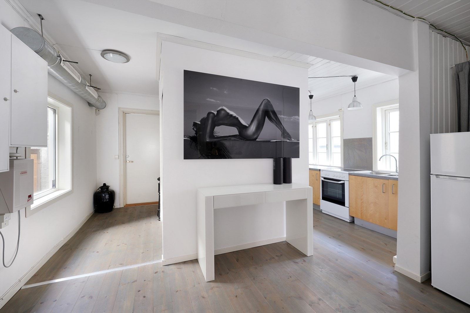 Lys leilighet med delvis åpen kjøkkenløsning. Galleribilde