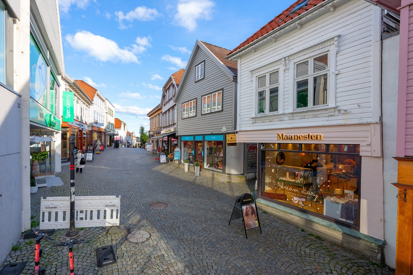 Sjarmerende gate i hjertet av byen, med brosteinsbelagte gater og koselige butikker som gir en fin atmosfære. Galleribilde