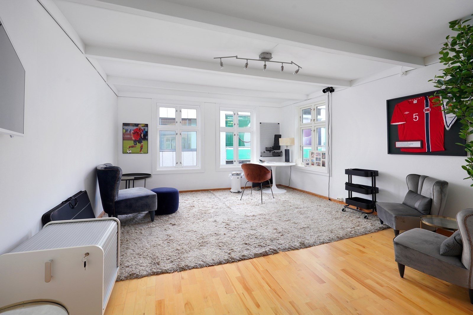 2 etasje med lys og romslig stue/kontor. Galleribilde