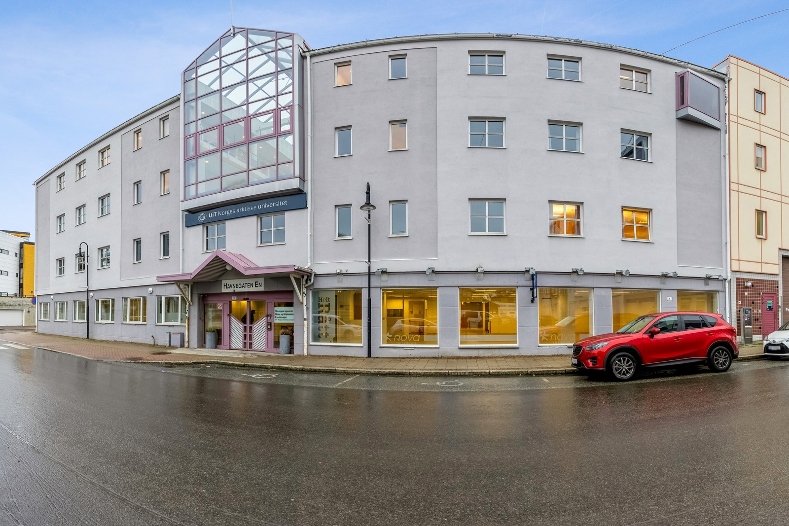 Butikklokale på gateplan med store vinduer Galleribilde