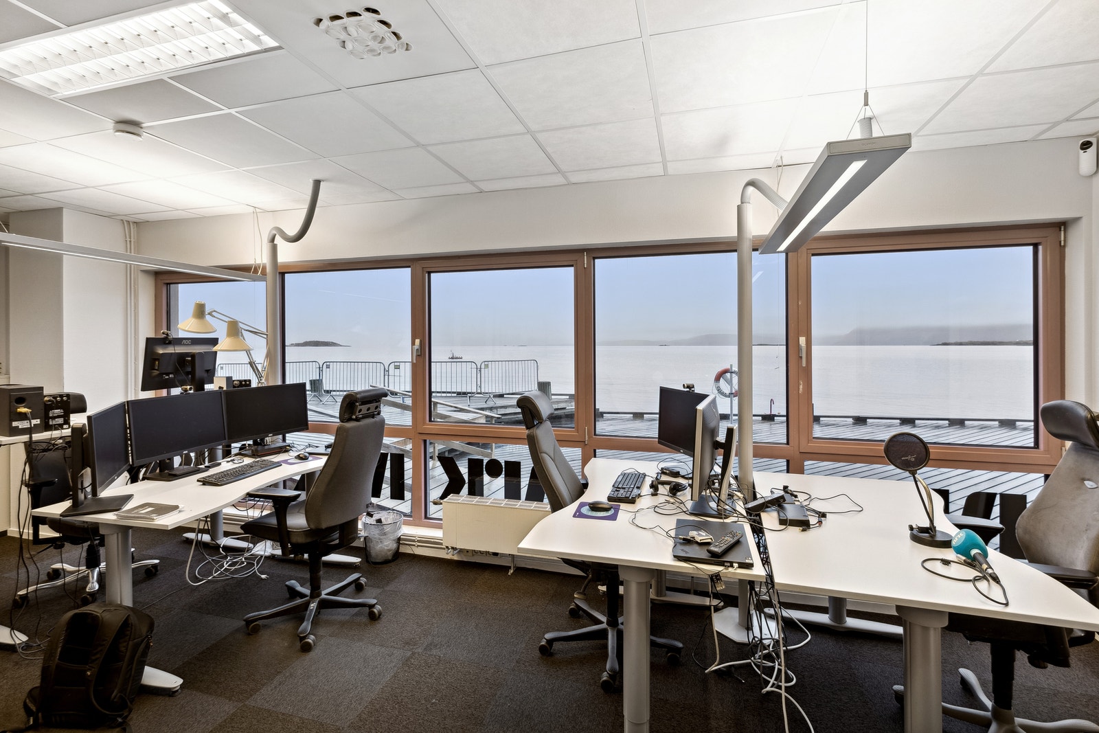 Kontorplasser i åpen landskap med utsikt mot havet Galleribilde