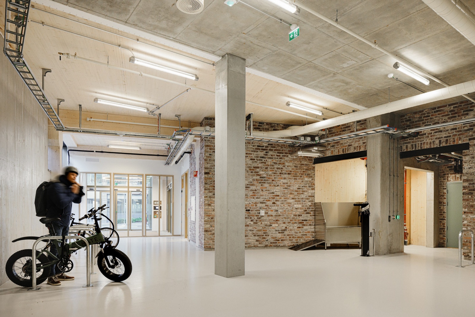 I bygget er det god sykkelparkering med tilhørende garderober. Galleribilde