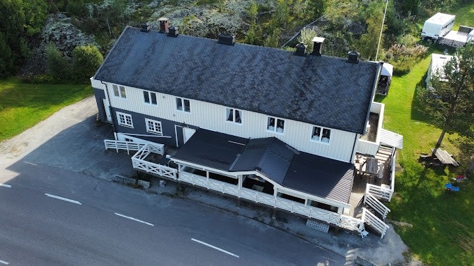 Restaurantbygg med leilighet(er) i 2 etasje..jpg Galleribilde