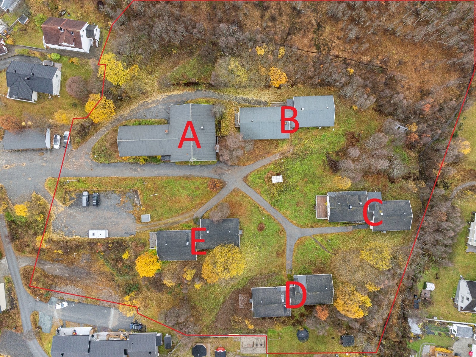Oversikt over bygninger - samt omentrentlig plassering av tomtegrenser. Se vedlagte tomtekart for nøyaktige grenser. Galleribilde