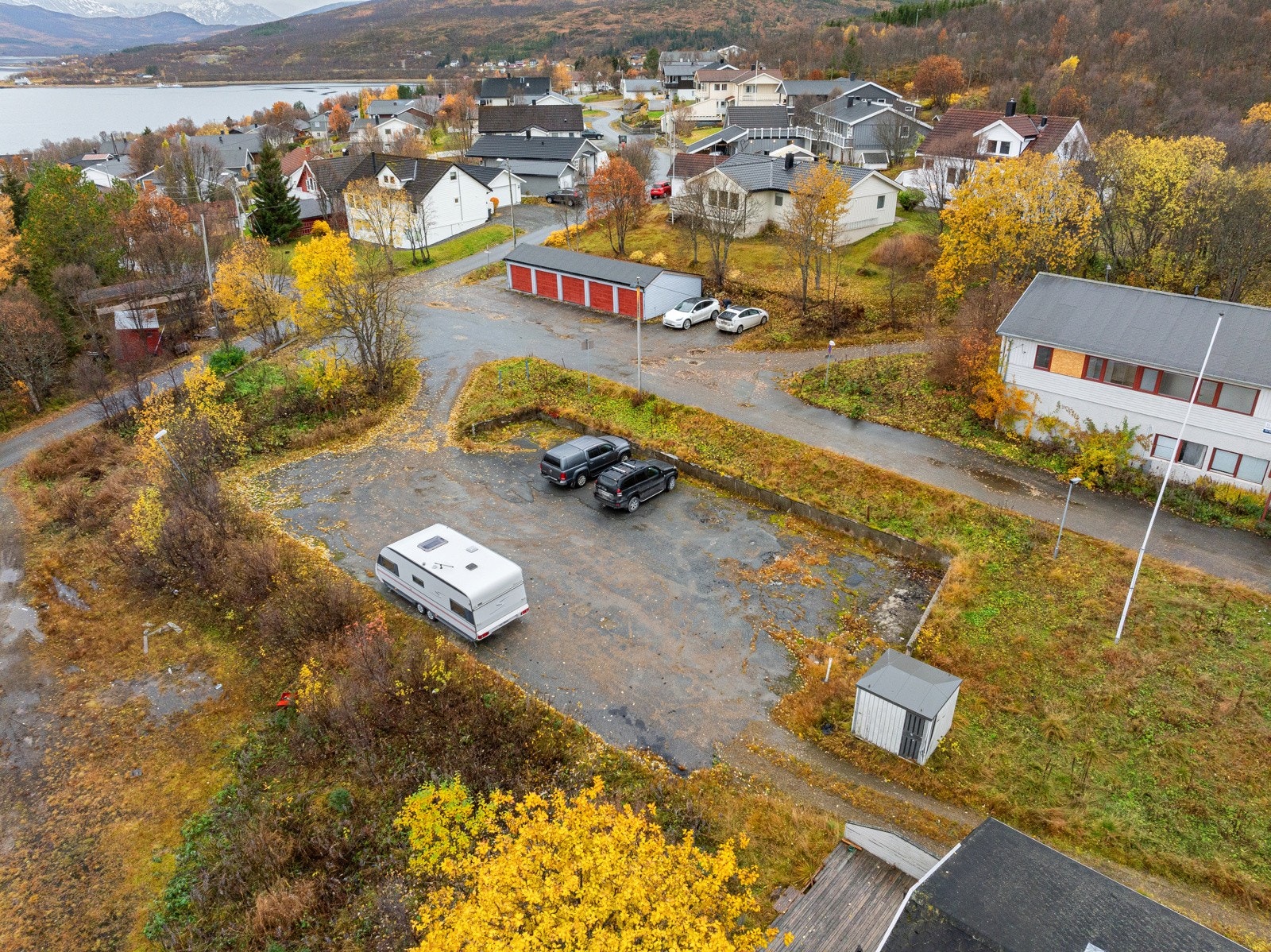 Stor parkering på eiendommen. I tillegg er det en parsell regulert til parkering like nedenfor, som ikke er opparbeidet. Galleribilde