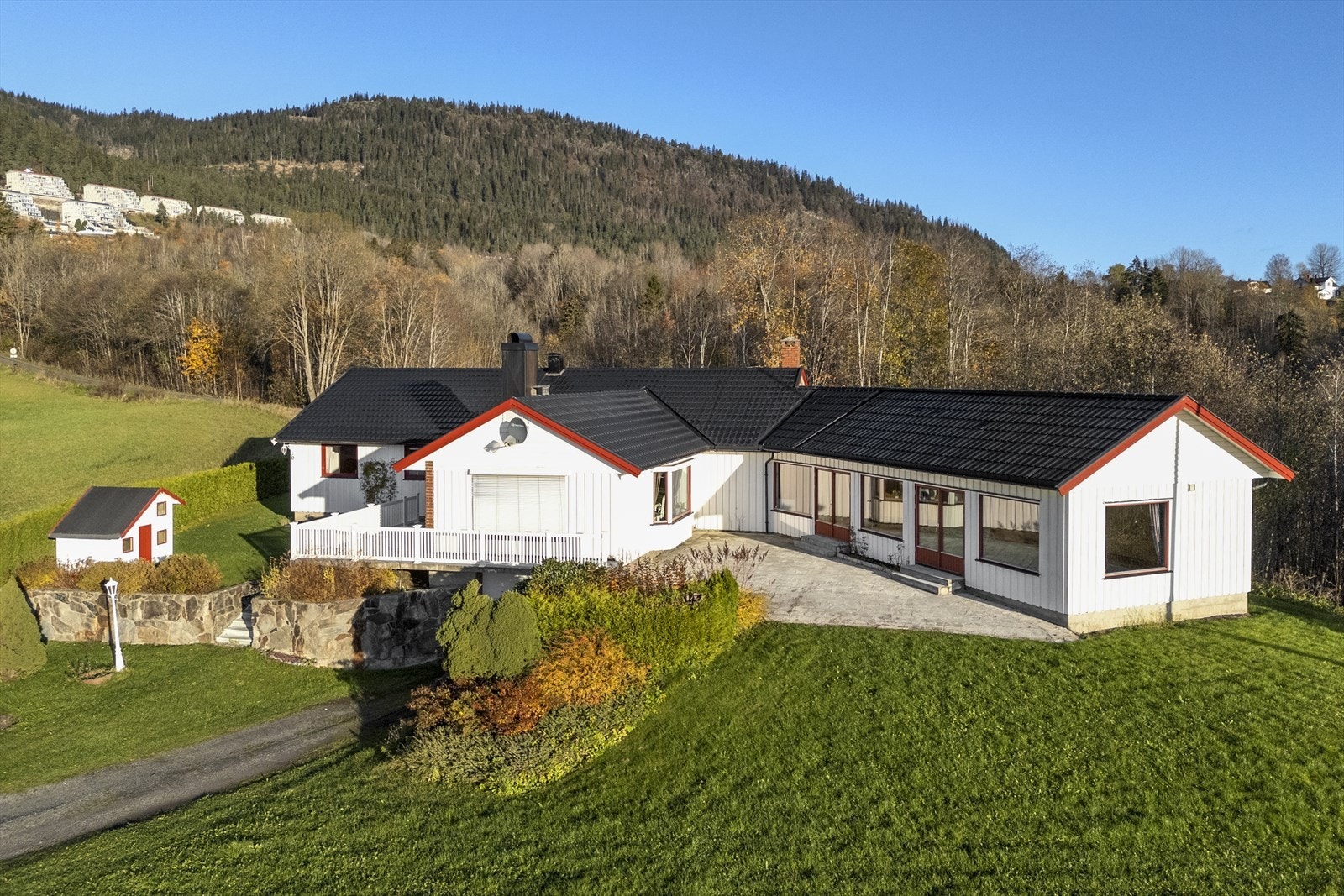 Eneboligen inneholder 4 soverom, bad, vaskerom, kjøkken, stue og innredet kjeller Galleribilde