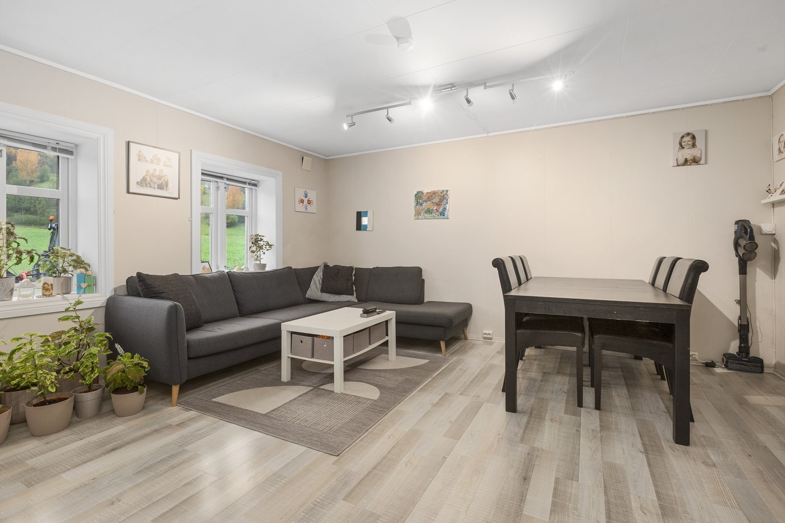 Romslig stue i tomannsboligen Galleribilde