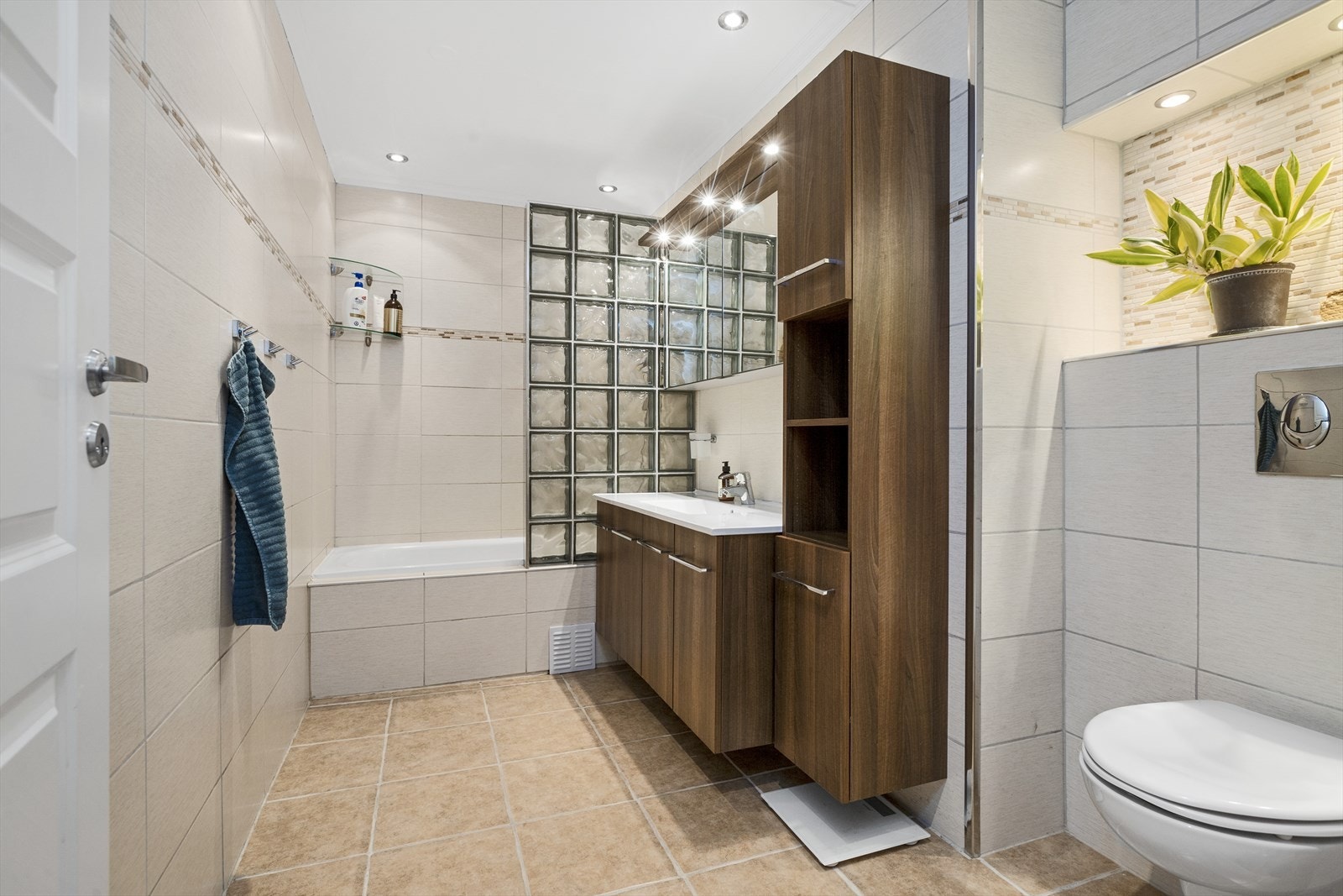 Delikat flislagt bad i 1. etg. m/badekar Galleribilde