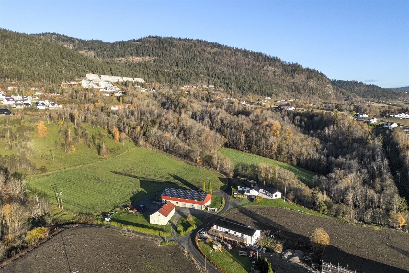 Tunet er opparbeidet med plenarealer, gruset gårdsplass og adkomstvei, rikelig med parkering på gårdsplassen Galleribilde