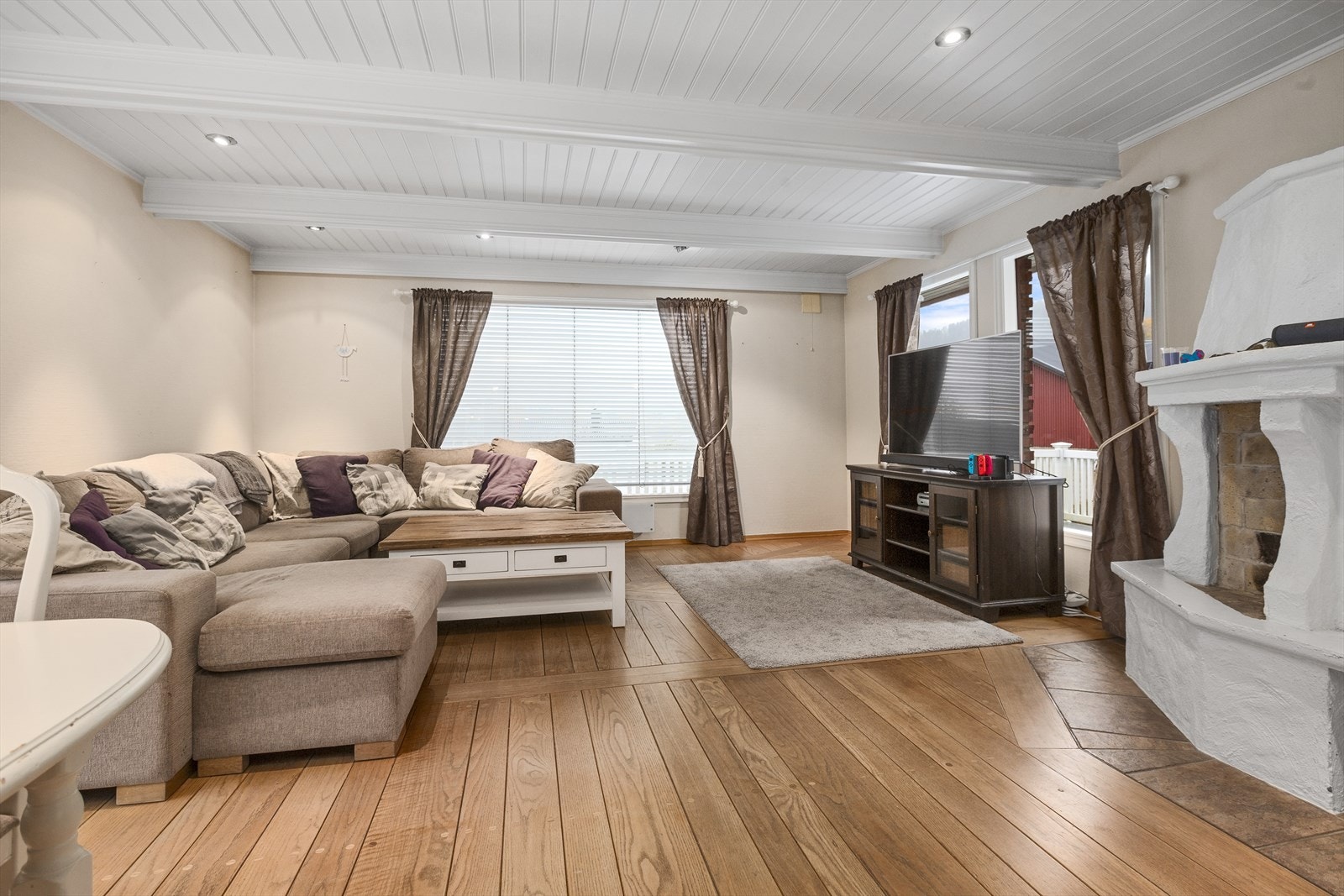 Romslig stue med flere innredningsmuligheter Galleribilde