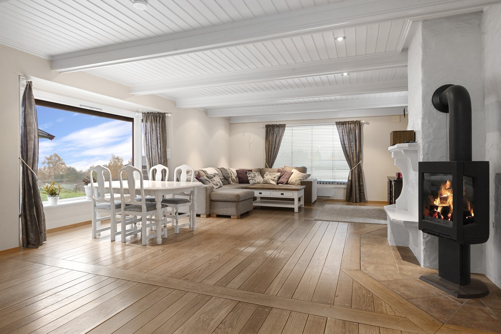 Koselig peisovn midt i stuen Galleribilde