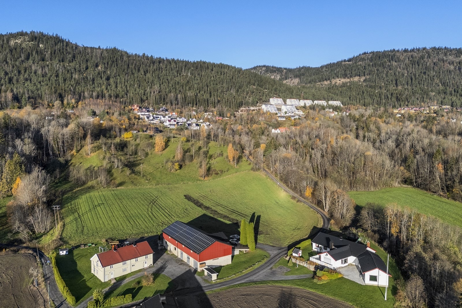 Tegneby og Grønnerød Landbruksmegling AS har gleden av å presentere landbrukseiendommen Justad Ytre, idyllisk beliggende i Lier Galleribilde