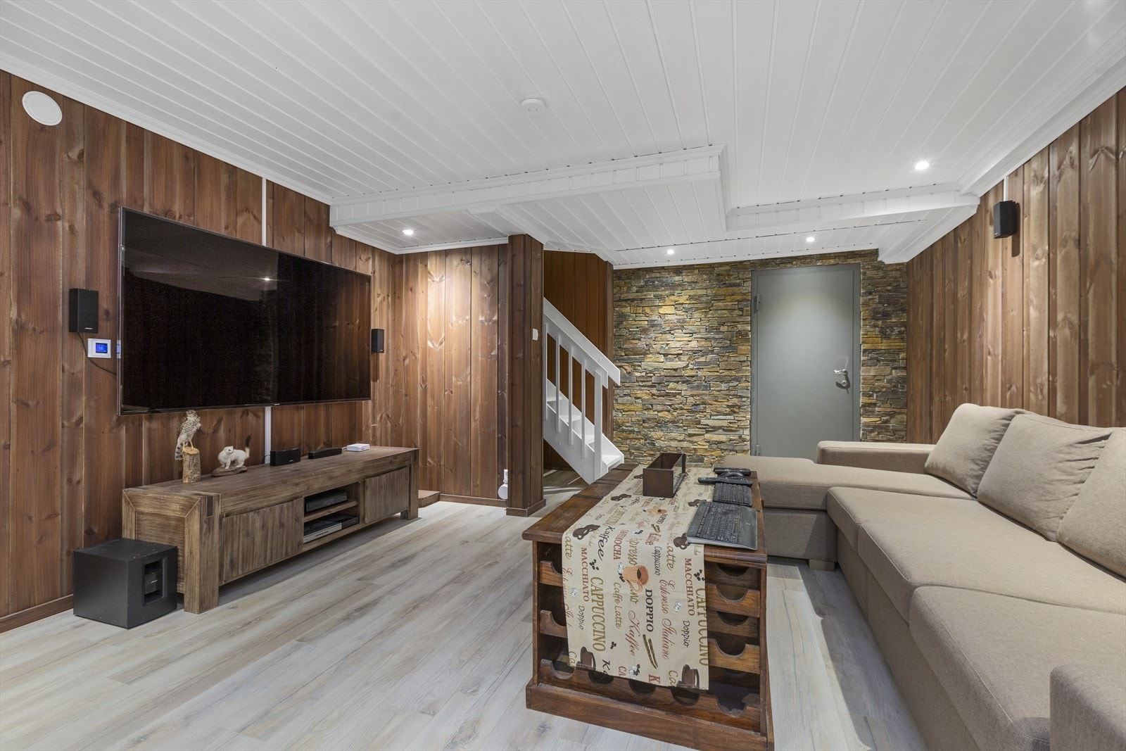 Koselig TV-stue i kjeller Galleribilde