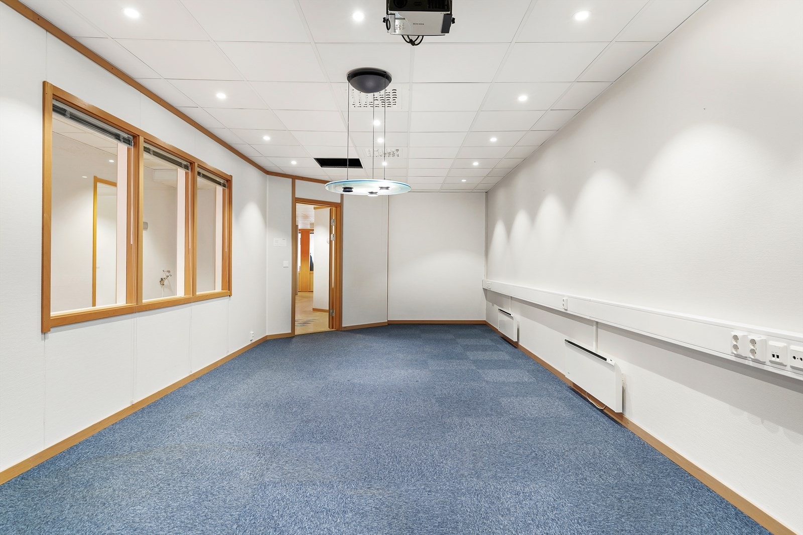 Stort møterom med multimedia. Galleribilde