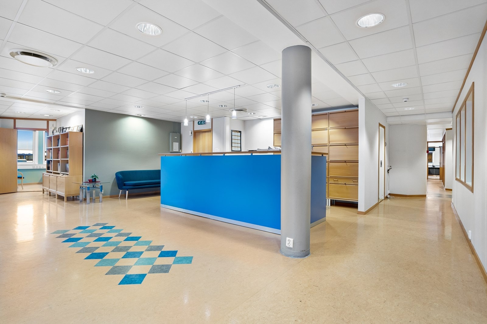 Resepsjon, inngang og gang. God plass. Galleribilde