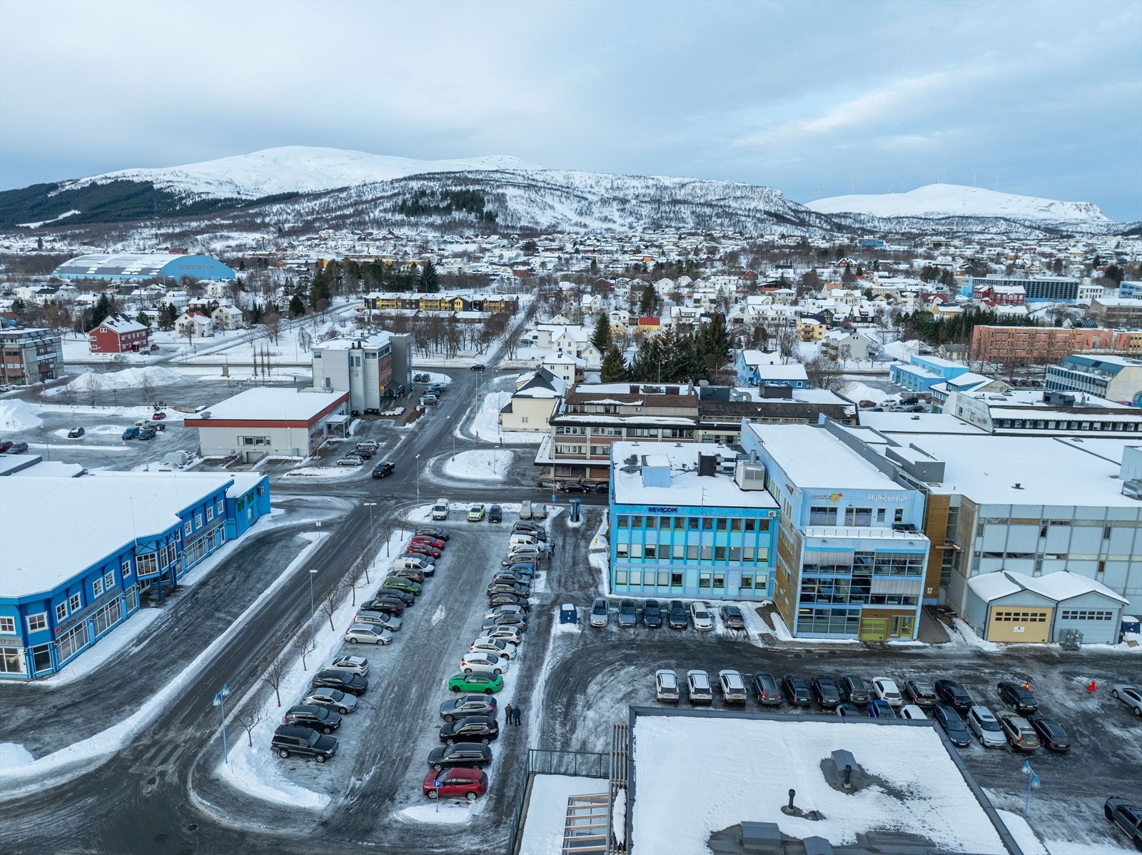 Gode parkeringsmuligheter utenfor bygget. Galleribilde