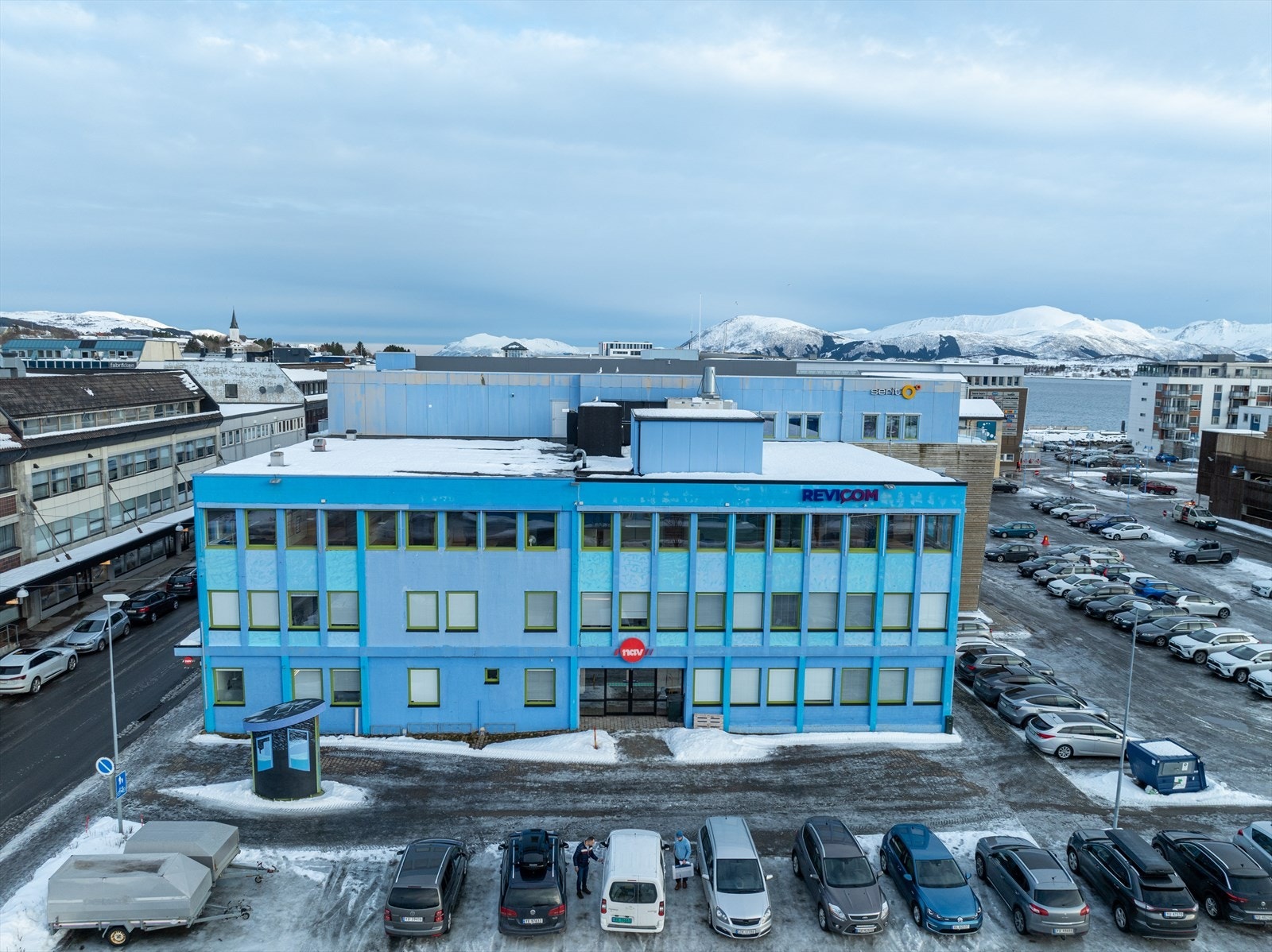 Flotte kontorlokaler i øverste etasje med fri parkering. Galleribilde