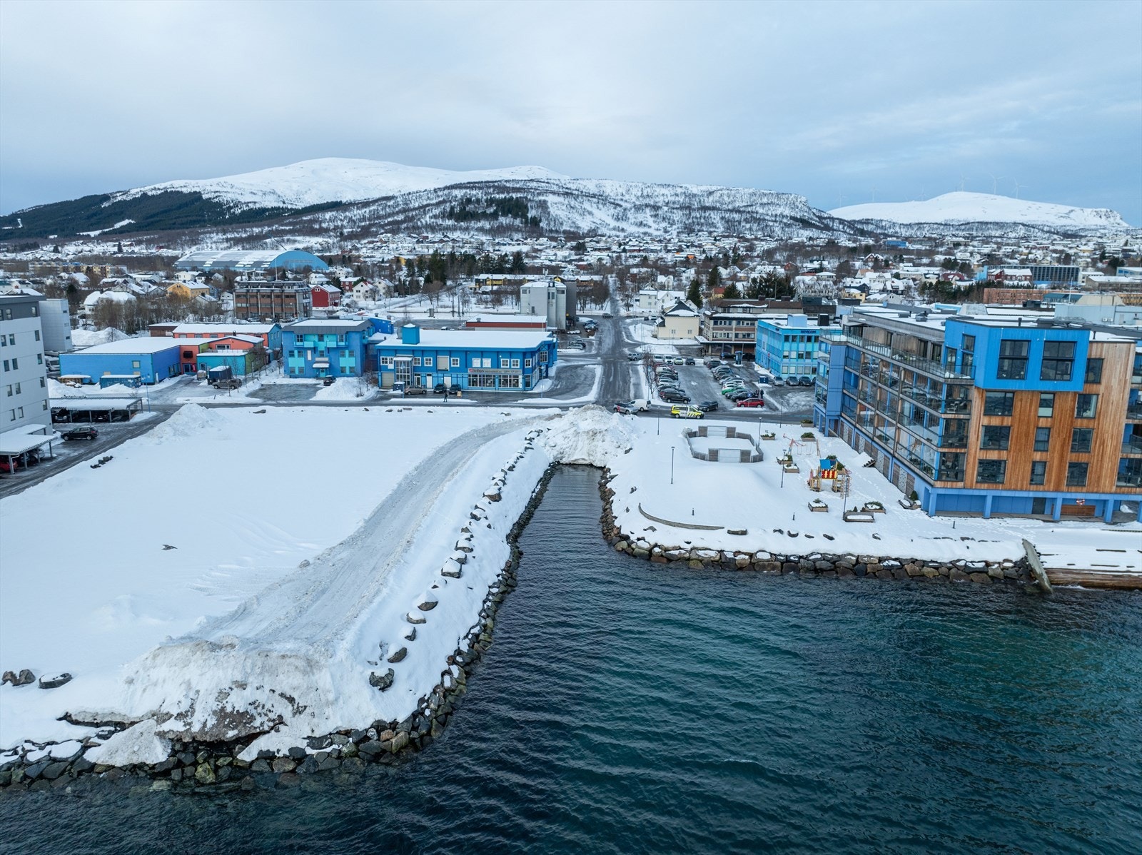 Dronebilde fra havet mot fasade. Galleribilde