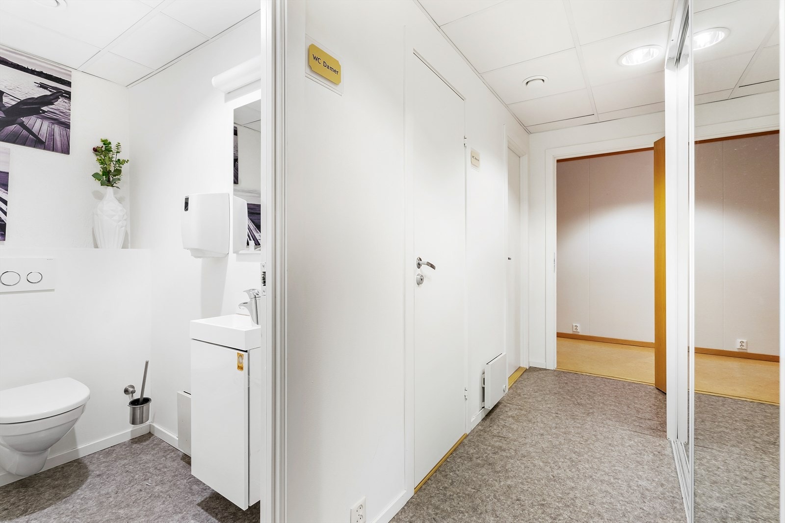 Garderobe og toaletter, med egen inngang fra trapperom. Galleribilde