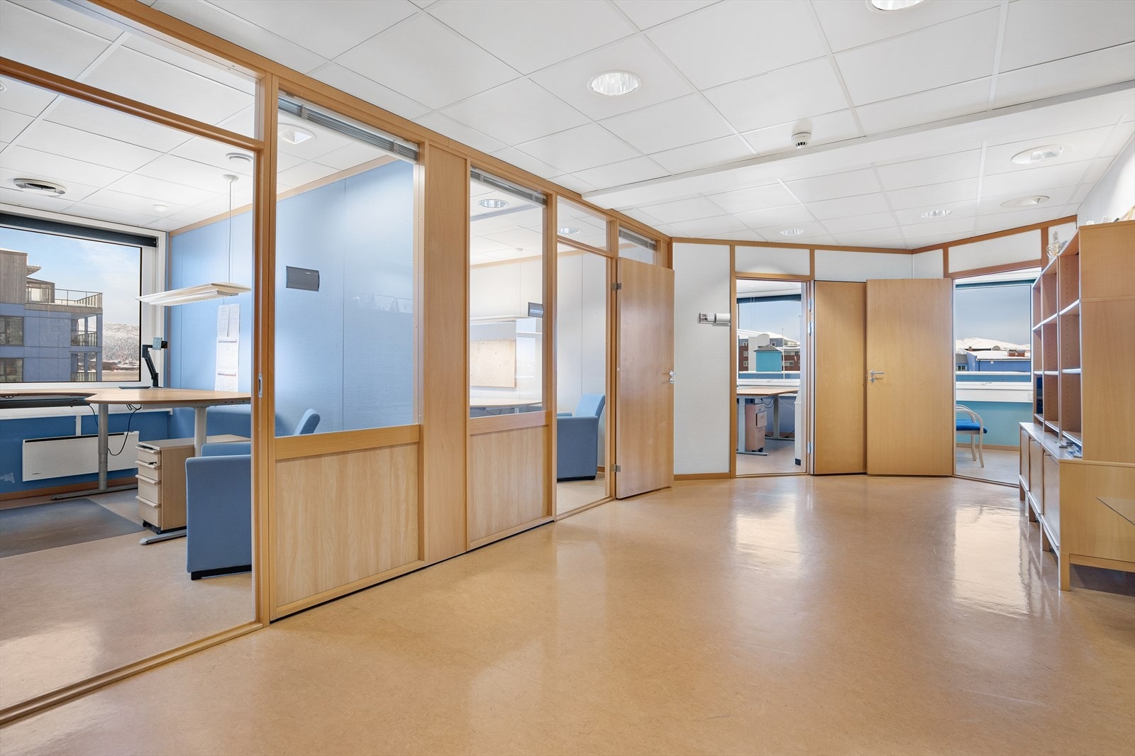 Gang og kontorer, store vindusflater. Galleribilde